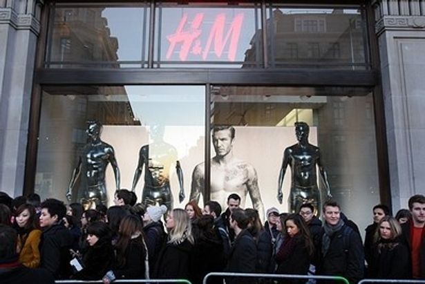 ベッカムは、H＆Mの広告でたくましい肉体を見せつけ、話題を集めている