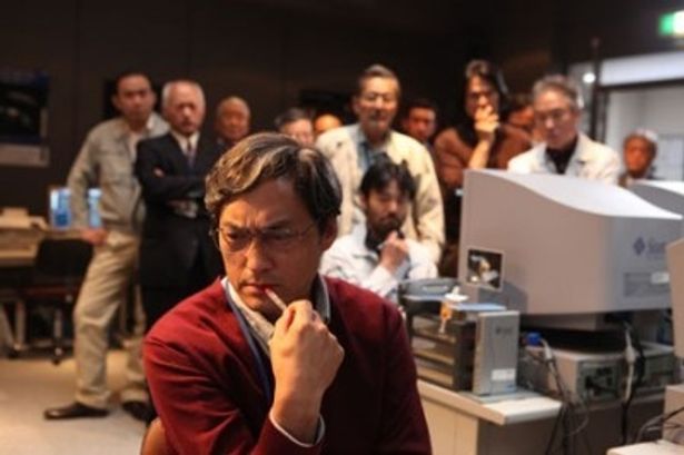 【写真をもっと見る】深みのある表情に注目。プロジェクトマネージャー、山口駿一郎役を演じた渡辺謙