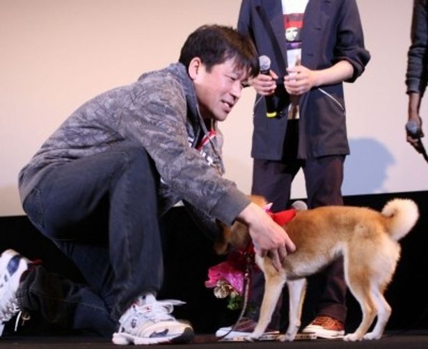 【写真】第1子誕生の佐藤二朗にマメシバ犬の一郎が花束を贈呈！