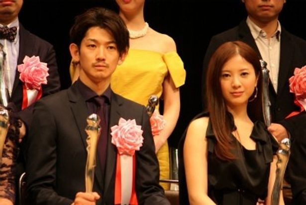 第33回ヨコハマ映画祭授賞式に登壇した瑛太と吉高由里子