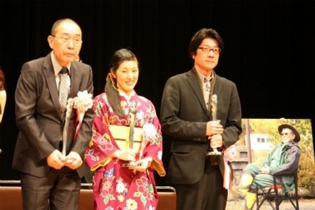 『大鹿村騒動記』のチーム。左からでんでん、原田麻由、阪本順治監督