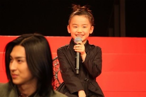 【写真をもっと見る】愛くるしい笑顔の芦田愛菜。本作でライアーゲームの最年少事務局員アリス役