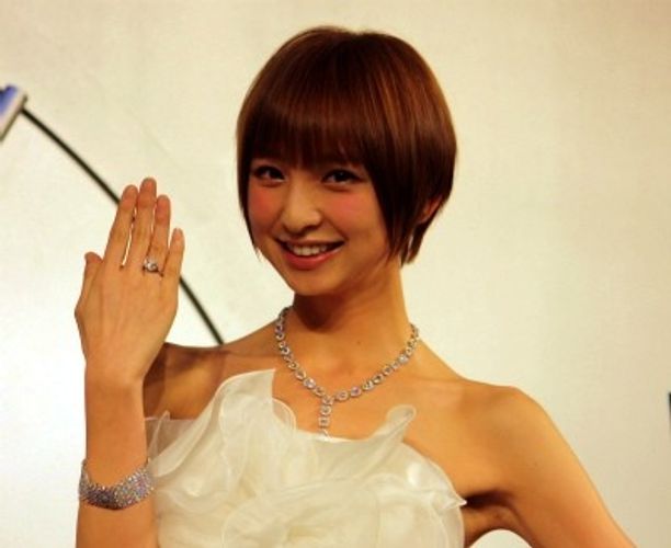 篠田麻里子、ゴージャスな指輪を見せ「25歳でハリウッドデビューできて運が良かった」
