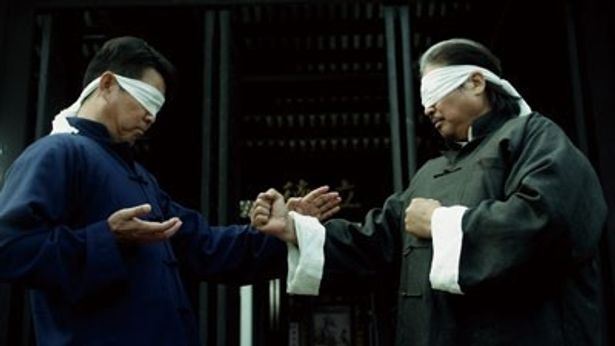 詠春拳の宗師を演じるのはサモ・ハン・キンポー(右)