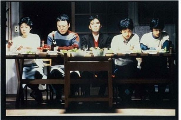 斬新な食卓シーンや、家庭教師を演じた松田優作の存在感が衝撃を呼んだ『家族ゲーム』(83)