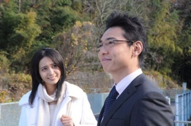 石垣佑磨(右)は刑事でありながら、事件の鍵を握る紗代子と恋に落ちる