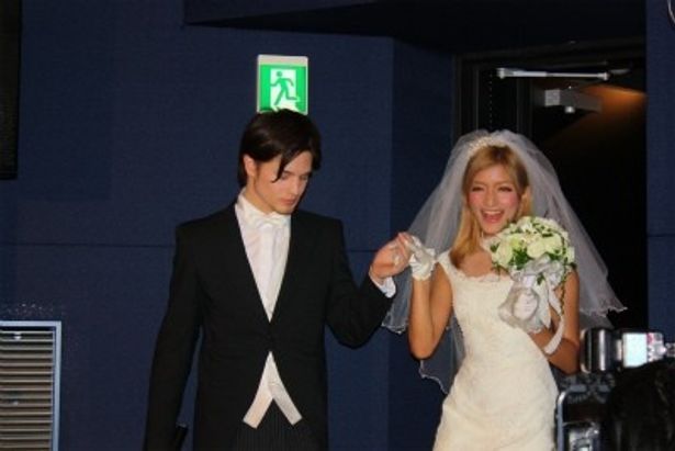 ローラがウエディングドレス姿で恋愛相談 自分は 30歳までは結婚しない 画像3 5 Movie Walker Press