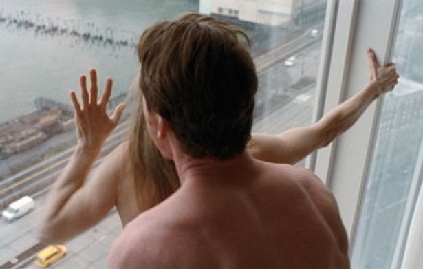 【写真】高層ビルの窓際で行為にふける男と女。外からは丸見えだが構わない