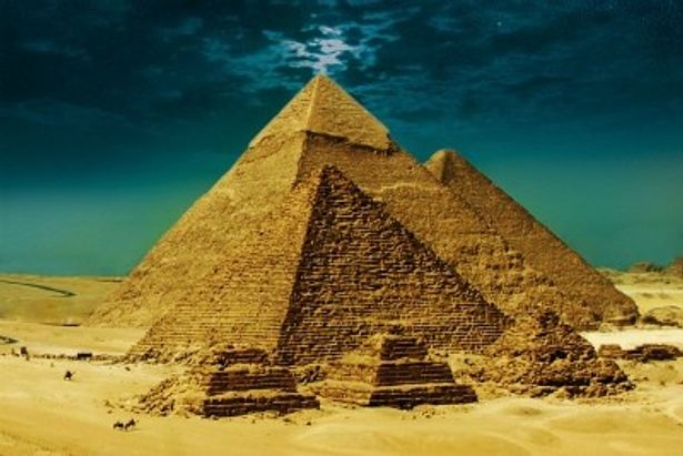 【写真をもっと見る】クフ王の墓として知られるエジプト・ギザの大ピラミッド