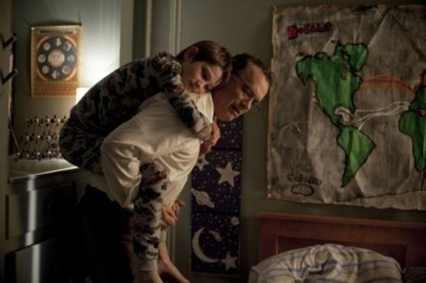 【写真をもっと見る】トーマス・ホーンが父親役のトム・ハンクスにおんぶされるシーン