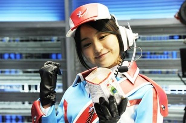 「仮面ライダーオーズ」のヒロイン役でブレイクした高田里穂が、タカダ・リホ隊員役で主演している