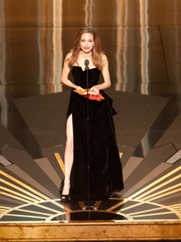 【写真】第84回アカデミー賞授賞式でプレゼンターとして登壇したアンジェリーナ