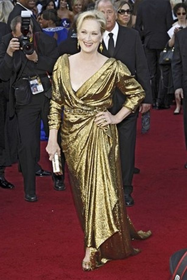 サッチャー元英首相にオマージュを捧げたランバンのドレスをまとったメリル・ストリープ