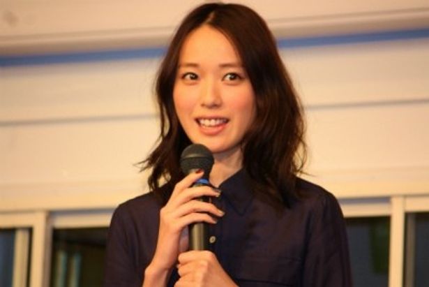 IQ201の天才で変人の当麻紗綾役の戸田恵梨香