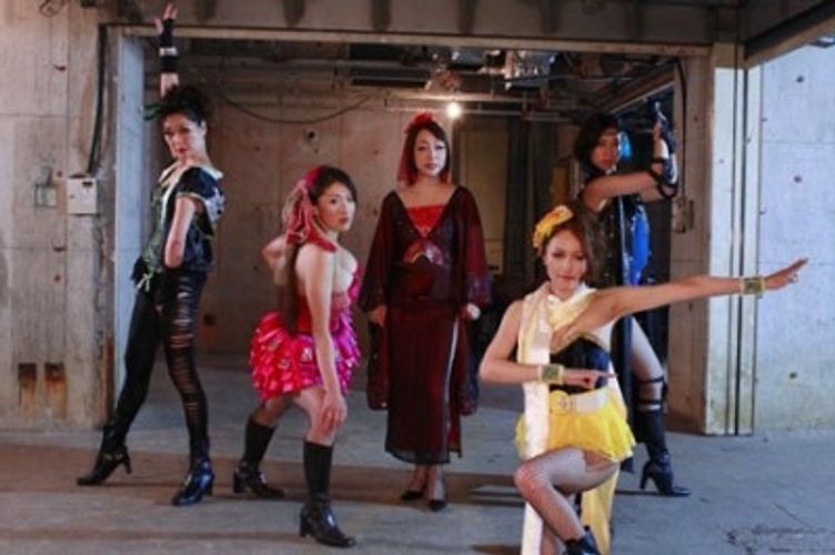 熟女だらけの戦隊が月から襲来！ 往年のアイドルらが変身した「熟レンジャー」って？