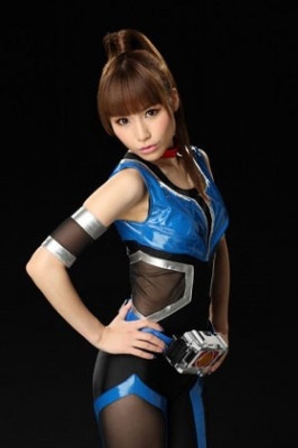 安田奈央のコスチュームは仮面ライダーブレイドをモチーフにしたもの