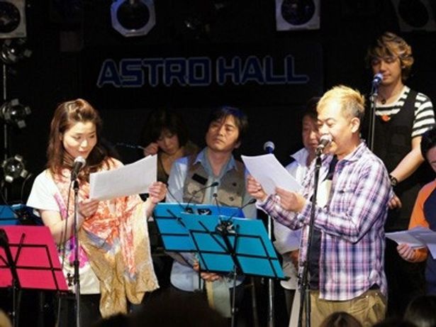声優のスキルを生かして朗読も披露。写真は甲斐田裕子(左)と神奈延年(右)の朗読の様子