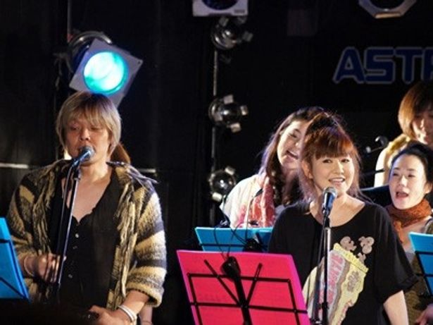 歌手の遠藤正明(左)と声優のかないみか(右)。声援団初参加となる遠藤は被災地の一つでもある宮城県石巻市出身