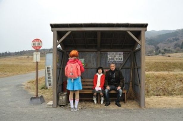 【写真】とあるバス停で出会った初老の男と少女。そこから彼女の旅が振り返られることに