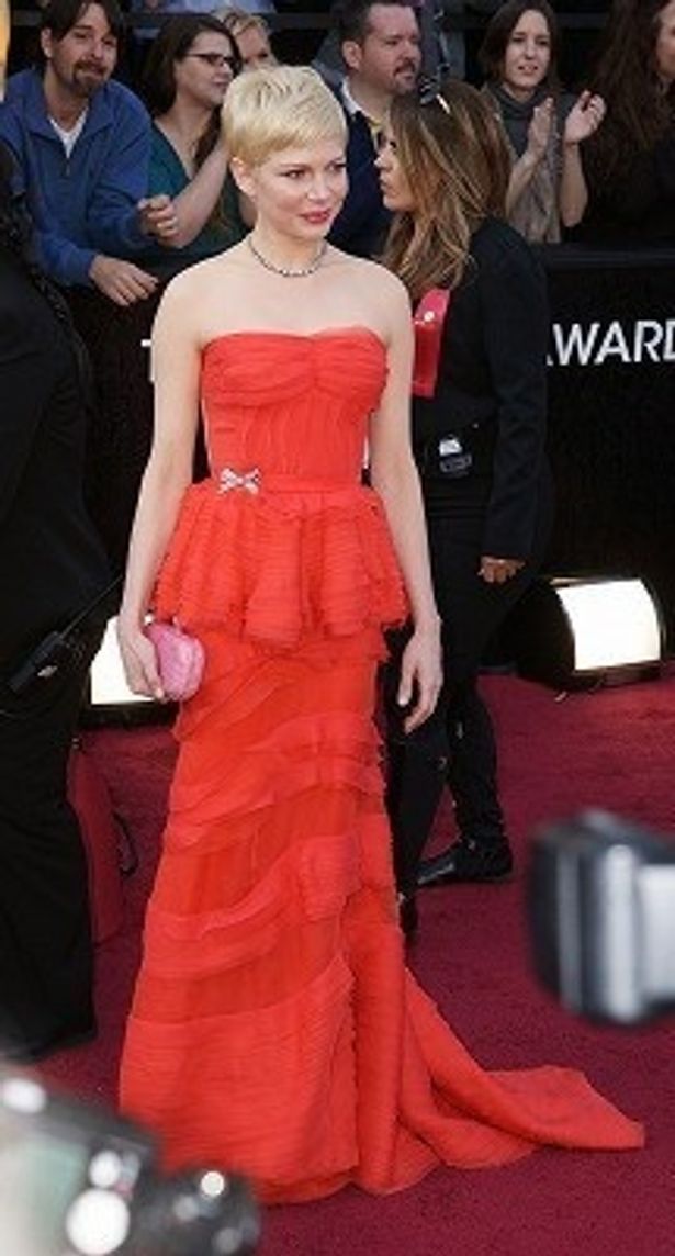 【写真をもっと見る】綺麗！アカデミー賞授賞式で赤いルイ・ヴィトンのドレスをまとったミシェル・ウィリアムズ