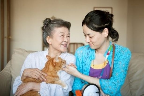 【写真を見る】夫と愛猫に先立たれた老婦人にネコをレンタル。彼女の孤独を、ネコの温もりが癒す