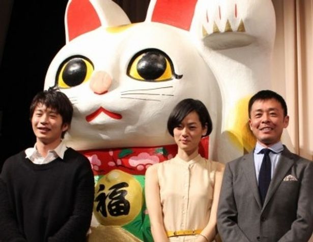 巨大招き猫と共に『レンタネコ』完成披露試写会に登壇した市川実日子(中央)、光石研(右)、田中圭(左)