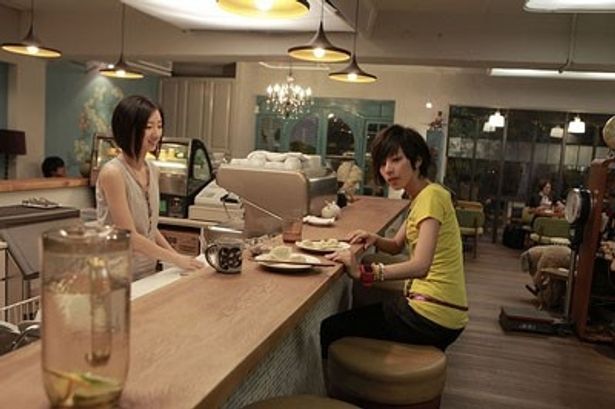 台北で念願のカフェをオープンした美人姉妹。しかし、お客が入らない