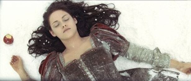白雪姫を大胆な新解釈で映画化した『スノーホワイト』は全米6月1日(金)、日本6月15日(金)より公開