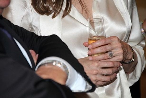【写真を見る】アンジェリーナの左薬指に輝く婚約指輪