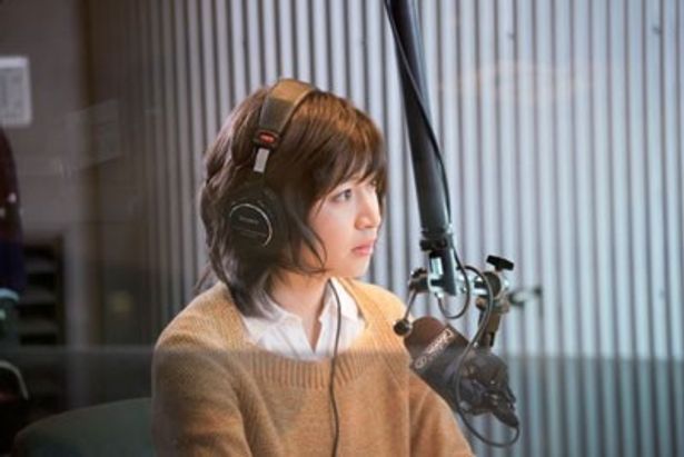 ラジオ番組のナビゲーター役で出演する南沢奈央