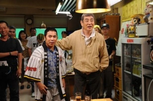 『あなたへ』で共演する岡村隆史と高倉健(右)。岡村は阪神タイガースファンの男役で出演