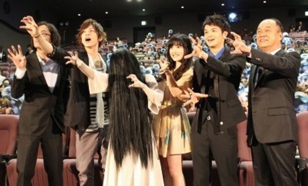 【写真を見る】先日行われた完成披露試写に登場した貞子と出演者たち