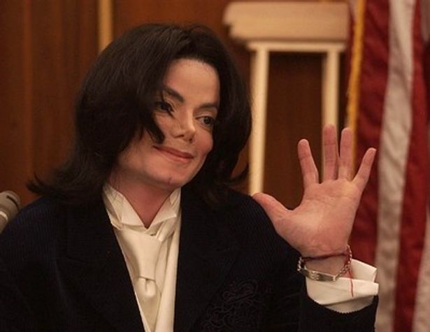 『メン・イン・ブラック2』では、マイケル・ジャクソンがエージェントM役で出演