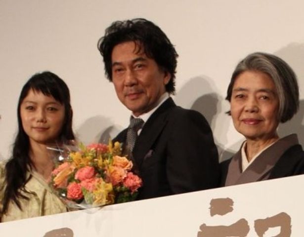 『わが母の記』初日舞台挨拶で樹木希林、宮崎あおいらから花束を受けた役所広司