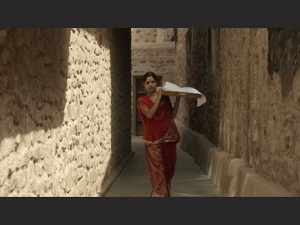 【写真】『Trishna』でインドの伝統と革新の狭間でもがき苦しむ少女を演じたフリーダ