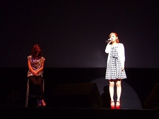 主演の香里奈が見守る中、「私たち」を歌う西野カナ