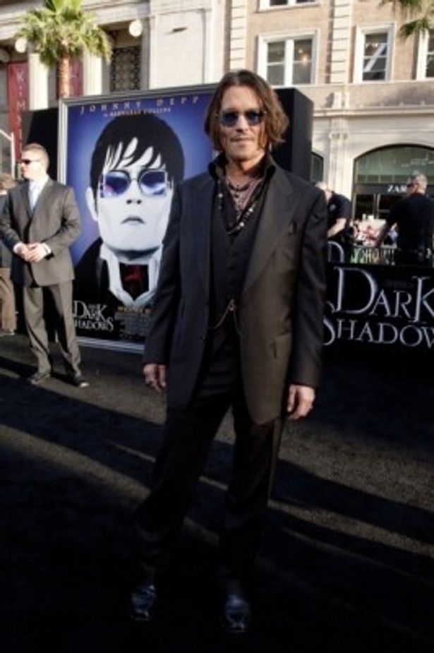 『ダーク・シャドウ』LAプレミアに黒で統一したスーツ姿で登場のジョニー・デップ