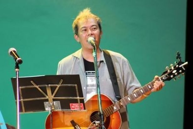 同じく声援団の中心的メンバーの一人、神奈延年。声だけでなくギター演奏でも会場を盛り上げた