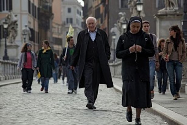【写真を見る】ヴァチカンの外へ出た新法王のメルヴィル。彼はどこへ向かおうとしているのか？