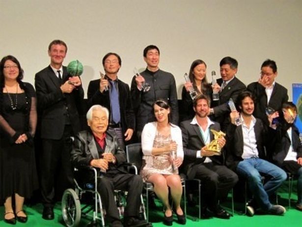 東京国際映画祭授賞式に車椅子で登壇した新藤兼人監督