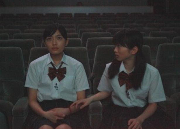 『POV 呪われたフィルム』を鑑賞する川口春奈と志田未来(右)