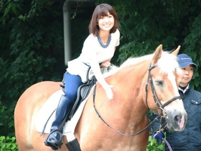 大島優子が馬に乗って登場！ ピクサー作品スタッフとの対面に「歴史上の人物に会ったよう」