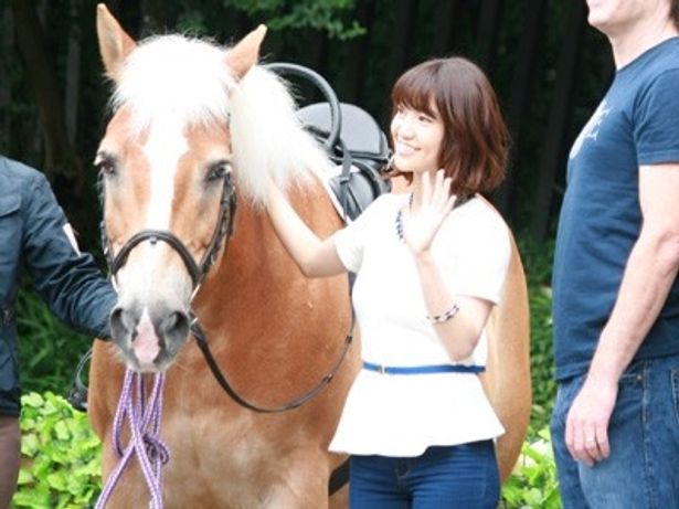 馬に寄り添う大島優子