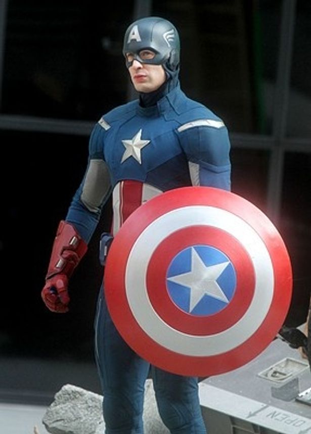 【写真を見る】『アベンジャーズ』でヒーローの一人、キャプテン・アメリカを演じているクリス・エヴァンス