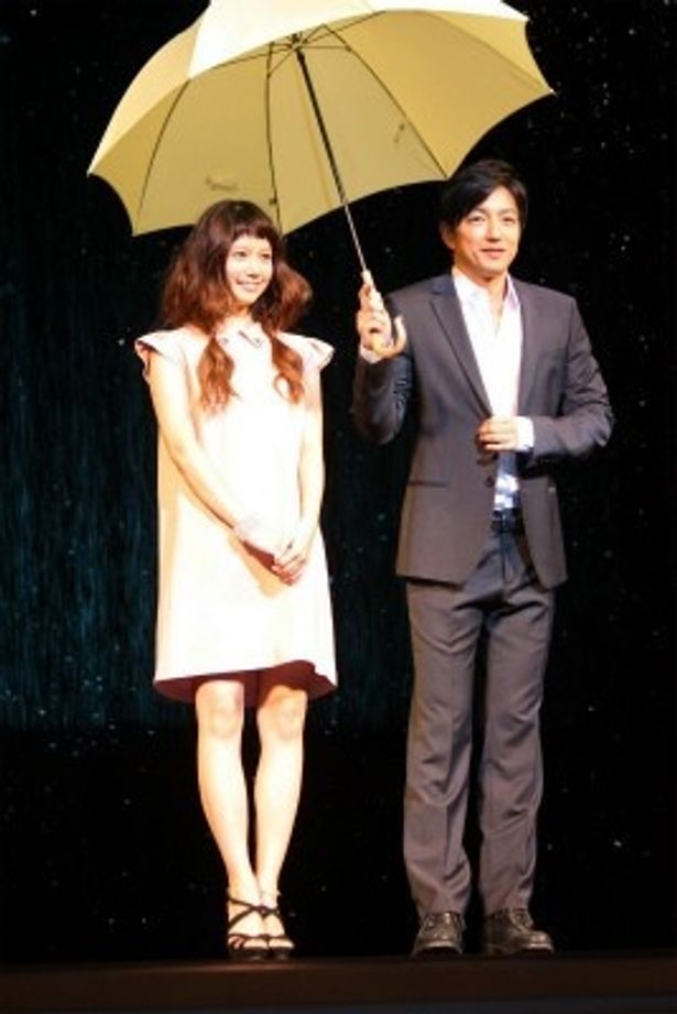 【写真を見る】宮崎あおいと大沢たかおが相合傘で登場。全身ショットはこちら