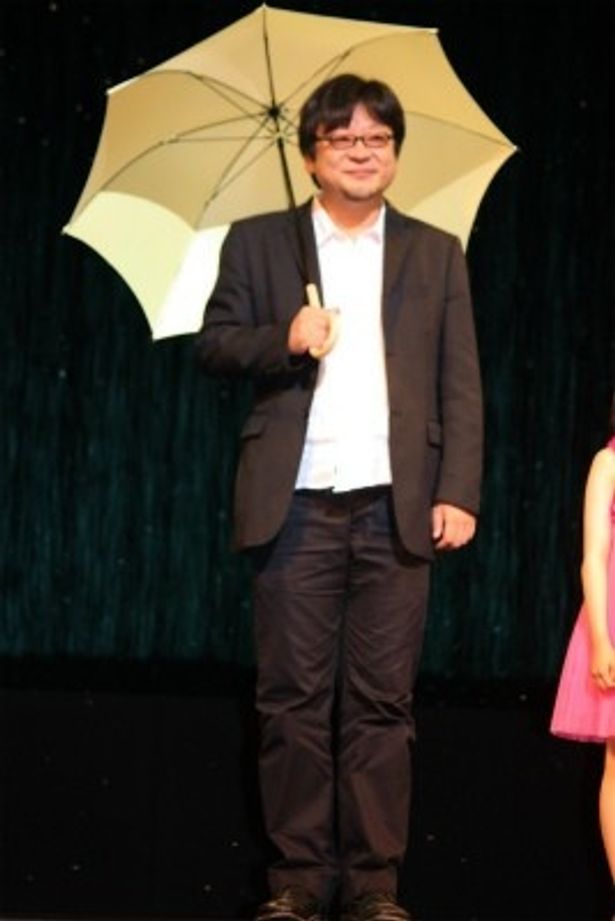 細田監督も傘を差して登壇