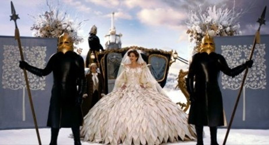 『白雪姫と鏡の女王』スワロフスキーがきらめくジュリア・ロバーツのウエディングドレスは必見！