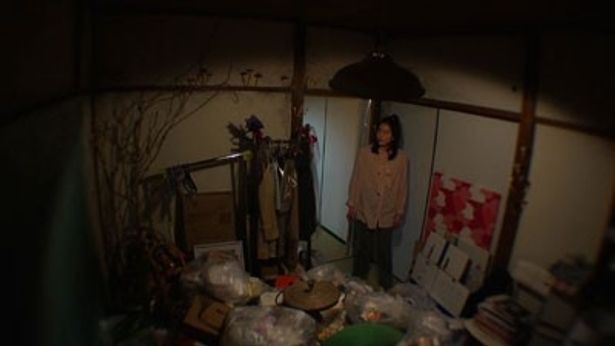 同居女性が住んでいた奥の部屋はゴミ置き場同然で壁からはキノコが