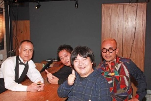 【写真を見る】竹中(右)とディープに語り合った俳優の田中要次(左)、井口昇監督(手前)、入江悠監督(奥中)