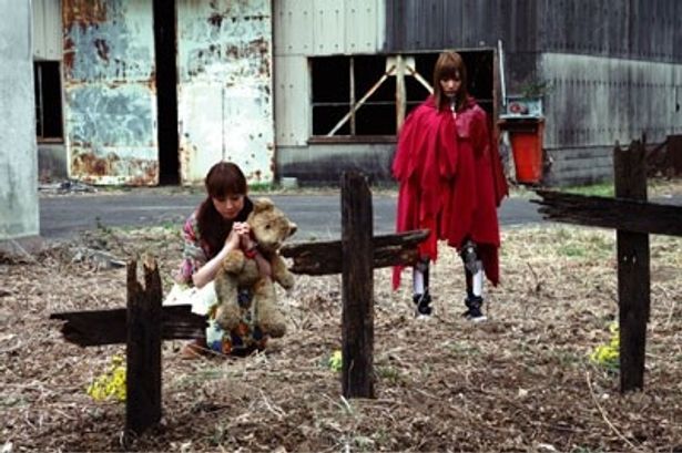 両親と兄を失いながらも健気に生きる少女アンヌを演じるのは秋山莉奈。無法者に絡まれたところをアイアンガールに助けられる